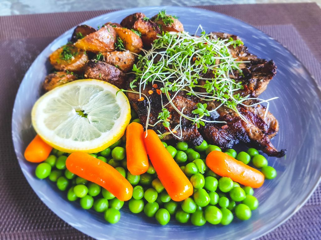 Meksikietiški Kiaulienos Sprandinės Kepsneliai su morkytėmis, žirneliais ir žąsų taukuose keptomis bulvytėmis su Parmezano sūriu