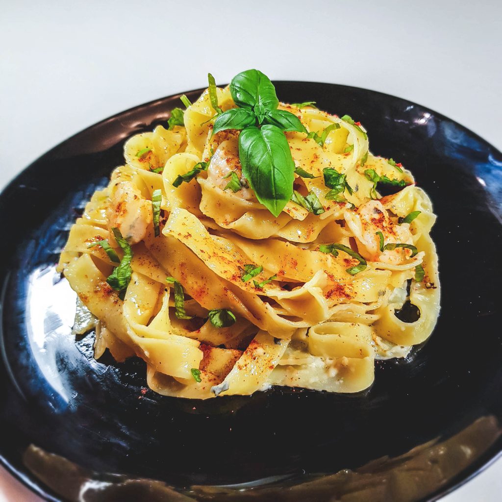 Krevetės su Fettuccine makaronais Alfredo padaže su pelėsiniu sūriu